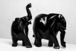 Gros éléphant en bois d'ébène